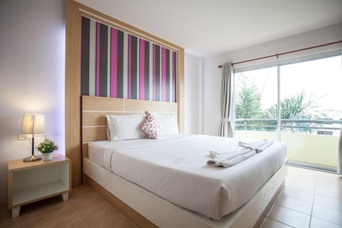 Photo of the whole room, Garden view