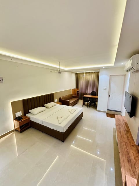 Bed, TV and multimedia, Photo of the whole room, Seating area, Bedroom, wardrobe, air conditioner