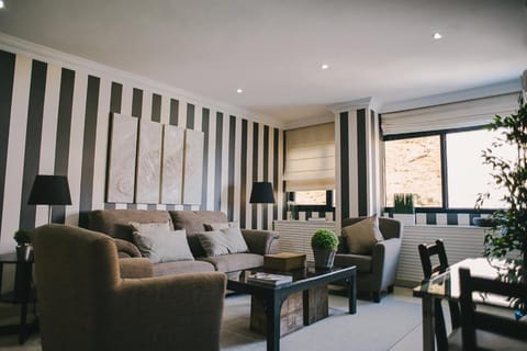 Day, Summer, TV and multimedia, Living room, Lounge or bar, Seating area, Dining area