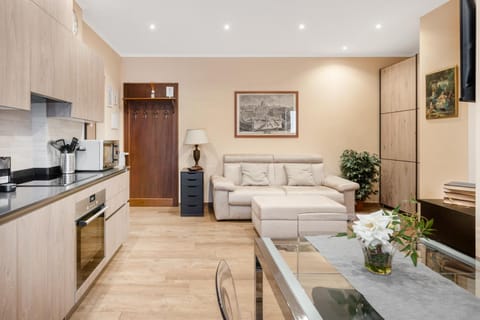 Kitchen or kitchenette, Living room, Seating area, Dining area, oven, stove