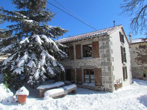 Property building, Facade/entrance, Day, Winter, BBQ facilities, Garden, Pets