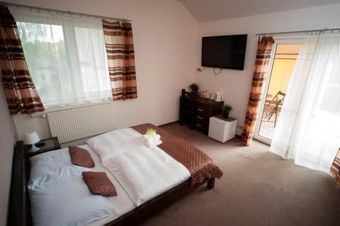 Bed, TV and multimedia, Photo of the whole room, Bedroom, towels