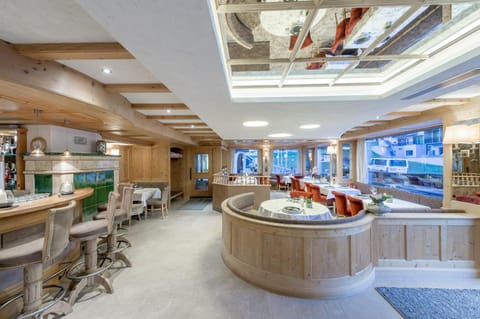 Restaurant/places to eat, Lounge or bar