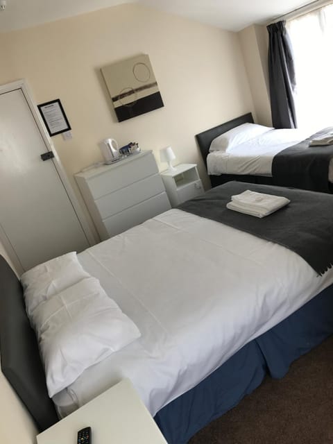 Glenfaba Guest House Bed and Breakfast in Douglas