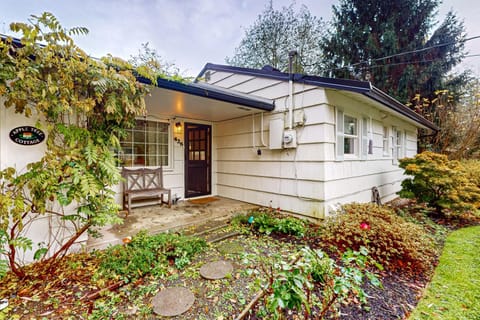 Apple Tree Cottage House in Bainbridge Island