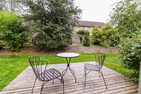 Apple Tree Cottage House in Bainbridge Island