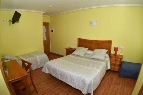 Bed, TV and multimedia, Bedroom, towels