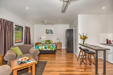 Bed, Coffee/tea facilities, Kitchen or kitchenette, Dining area, Bedroom
