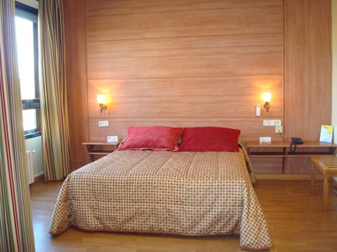 Bed, TV and multimedia, Photo of the whole room, Decorative detail, Bedroom