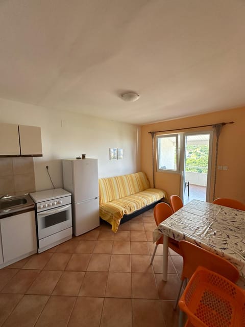 Kitchen or kitchenette, Living room, Seating area, Dining area, oven, stove