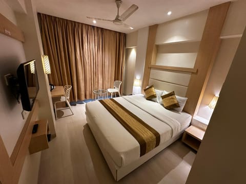 Bed, TV and multimedia, Photo of the whole room, Seating area, Bedroom, air conditioner