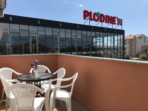 Balcony/Terrace, Supermarket/grocery shop, Shopping Area