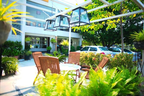 Patio, Restaurant/places to eat, Facade/entrance, Garden, Area and facilities