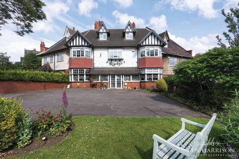 Property building, Facade/entrance, Garden, Garden, Other