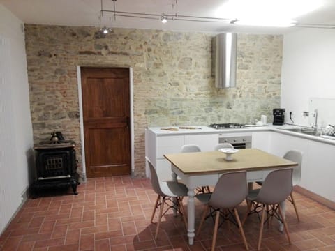 Communal lounge/ TV room, Coffee/tea facilities, Kitchen or kitchenette, Dining area, Communal kitchen, pet friendly, stove