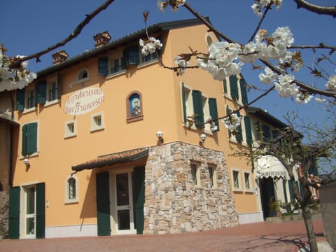 Facade/entrance