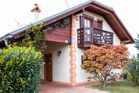 Property building, Patio, Facade/entrance, Off site, Balcony/Terrace, Mountain view, Parking