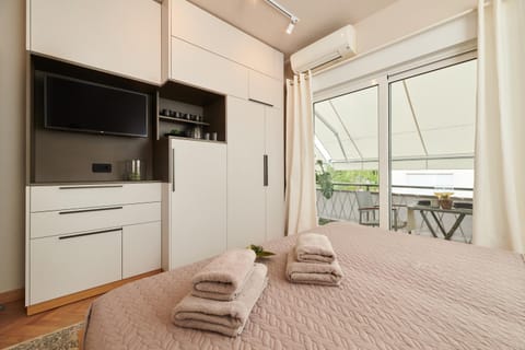 Bed, TV and multimedia, Coffee/tea facilities, View (from property/room), Balcony/Terrace, Photo of the whole room, Bedroom, towels, wardrobe