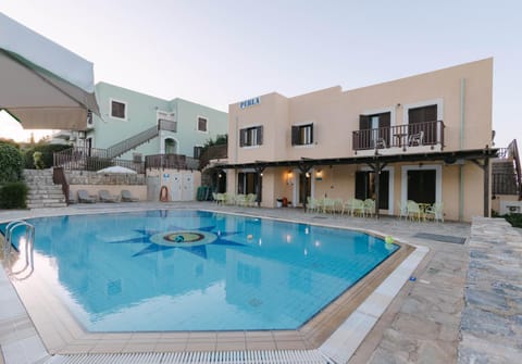 Property building, Day, Swimming pool, sunbed