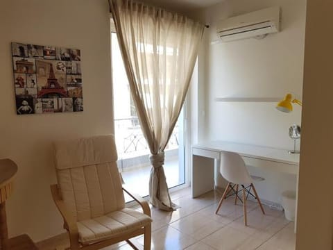 Errathens Zephyr Apartment - Athens Center, 3 BD, 1 BATH Apartment in Athens