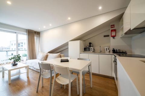 Coffee/tea facilities, Kitchen or kitchenette, Dining area, dishwasher, stove, toaster