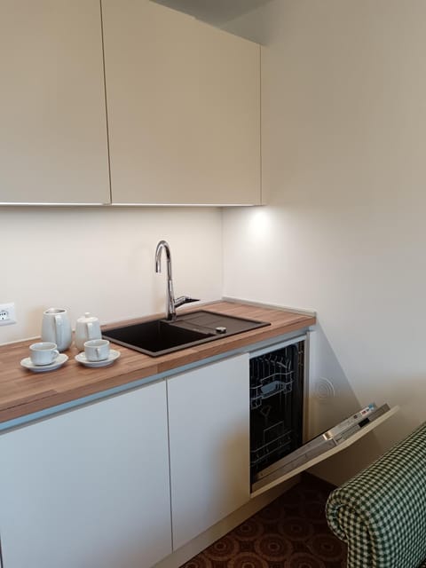 Coffee/tea facilities, Kitchen or kitchenette, kitchen