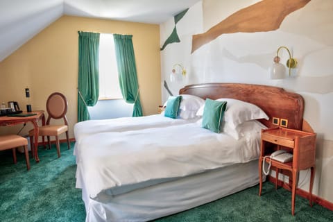 Bed, Living room, Photo of the whole room, Seating area, Bedroom, internet, air conditioner