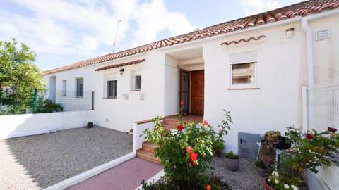 Property building, Facade/entrance, Off site, Day, Garden, Garden view