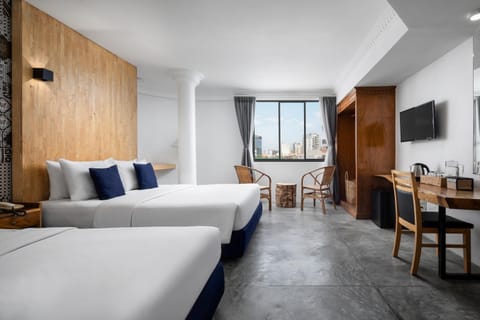 Bed, TV and multimedia, Photo of the whole room, Seating area, Bedroom