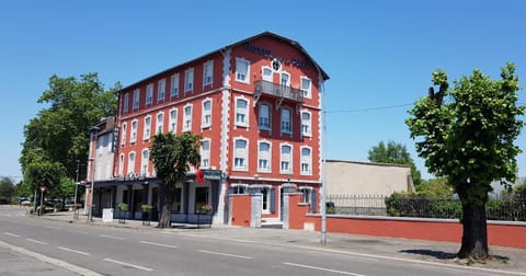 Property building, Nearby landmark, Neighbourhood, Parking