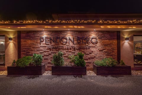 Property building, Facade/entrance, Off site, Property logo or sign, Winter