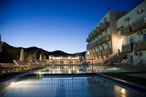 Restaurant/places to eat, Mountain view, Pool view, Swimming pool, Sunrise