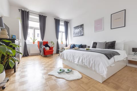 Bed, TV and multimedia, Bedroom