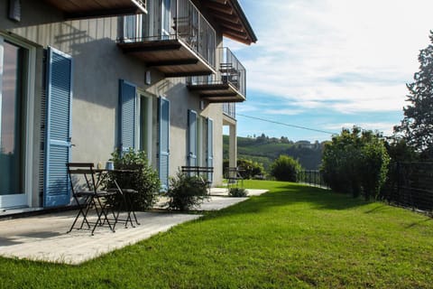Property building, Patio, Garden, Balcony/Terrace