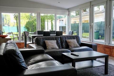 Lounge or bar, Garden view