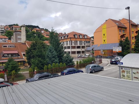 Nearby landmark, Restaurant/places to eat, Neighbourhood, Natural landscape, Area and facilities, Supermarket/grocery shop, Shopping Area