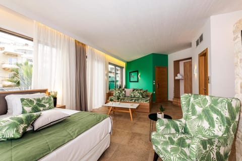 Coffee/tea facilities, Balcony/Terrace, Seating area, City view, Sea view, Street view, Non alcoholic drinks