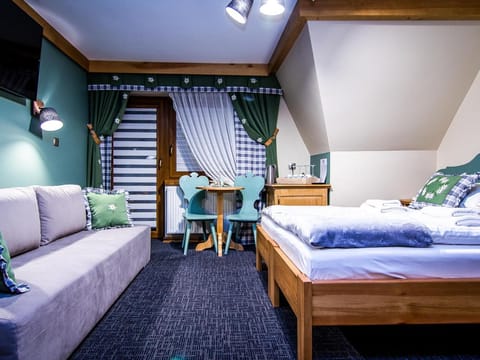 Bed, TV and multimedia, Photo of the whole room, Seating area, Bedroom