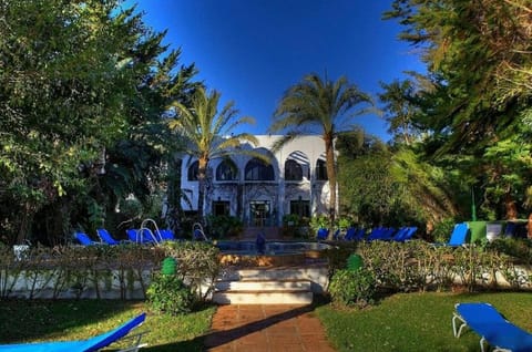 Property building, Natural landscape, Garden, Balcony/Terrace