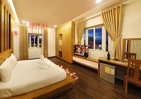 Bed, Photo of the whole room, River view