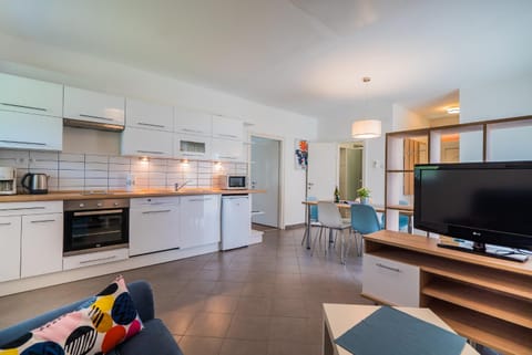 Day, Summer, TV and multimedia, Coffee/tea facilities, Kitchen or kitchenette, Living room, Dining area, On site