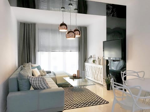 Patio, Staff, People, TV and multimedia, Coffee/tea facilities, Living room, Dining area, Family
