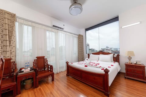 Bed, Living room, Photo of the whole room, Seating area, Bedroom, towels, air conditioner