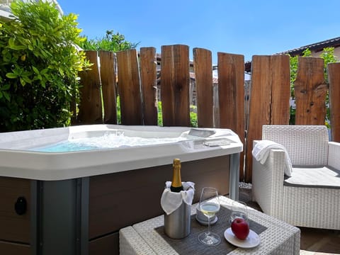 Patio, Hot Tub, Food and drinks, Alcoholic drinks, Open Air Bath, VIP
