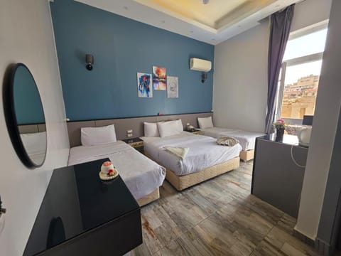 Bed, TV and multimedia, Photo of the whole room, Bedroom, towels