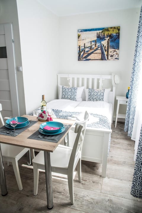 Bed, Dining area, Bedroom