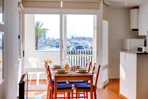 View (from property/room), Balcony/Terrace, Kitchen or kitchenette, Dining area, Landmark view, Sea view