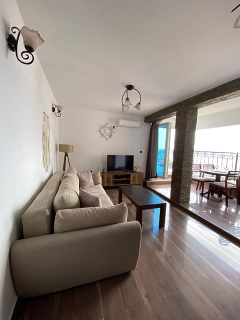 TV and multimedia, Living room, Seating area, Dining area, Evening entertainment