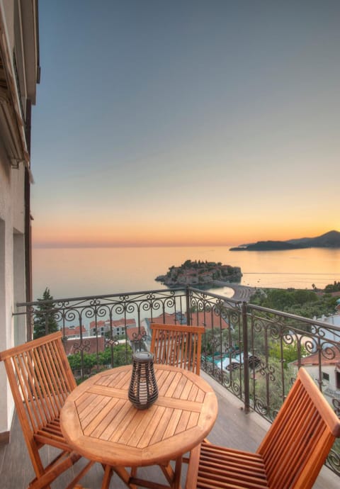 Natural landscape, View (from property/room), Balcony/Terrace, Seating area, Sea view