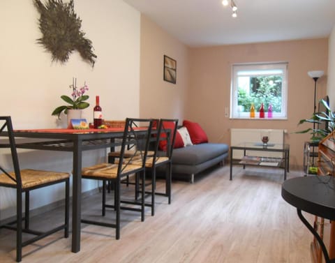 Photo of the whole room, Decorative detail, Dining area
